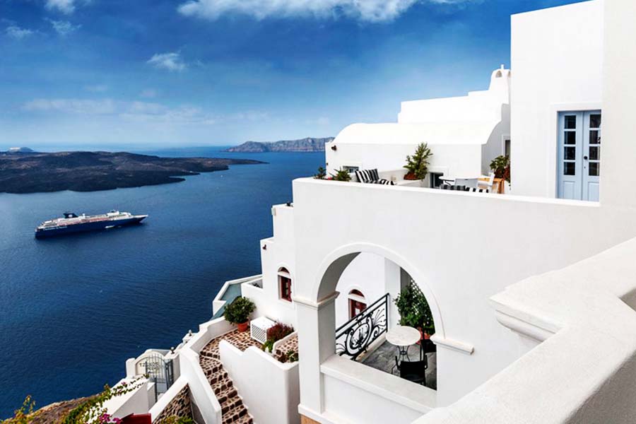 Stylish hotels with breath-taking views - Aigialos Hotel, Santorini